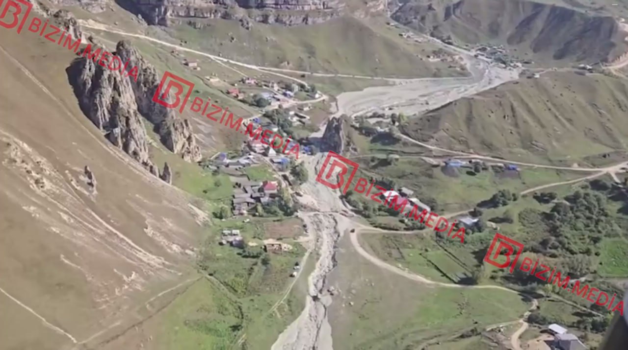 Ləzə kəndinə təhlükə yaradan palçıq axını - Helikopterdən lentə alınan GÖRÜNTÜLƏR/ÖZƏL 