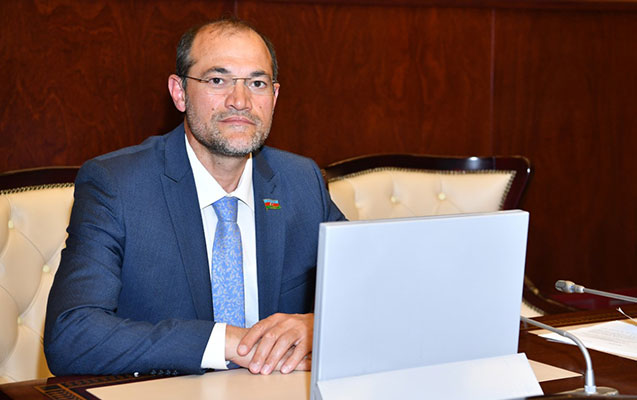 Razi Nurullayev: “Onlar səhərdən axşama kimi 400-500 manata çalışırlar”