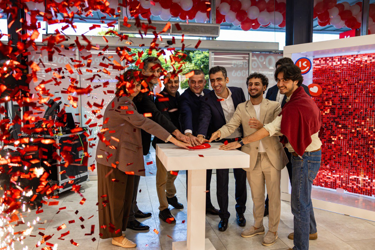 “Kontakt” Gürcüstanın ən böyük mall-larından birində mağaza açdı - FOTO