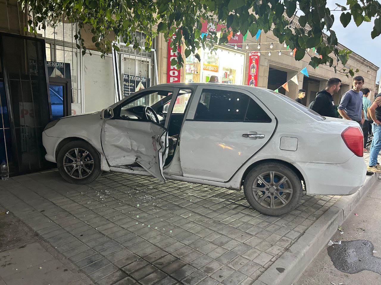 Kürdəmirdə bir küçədə iki qəza olub - FOTO/VİDEO