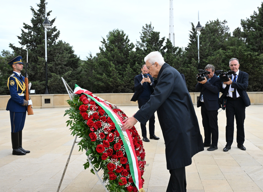 İtaliya Prezidenti Bakıda şəhidlərin xatirəsini andı - FOTO
