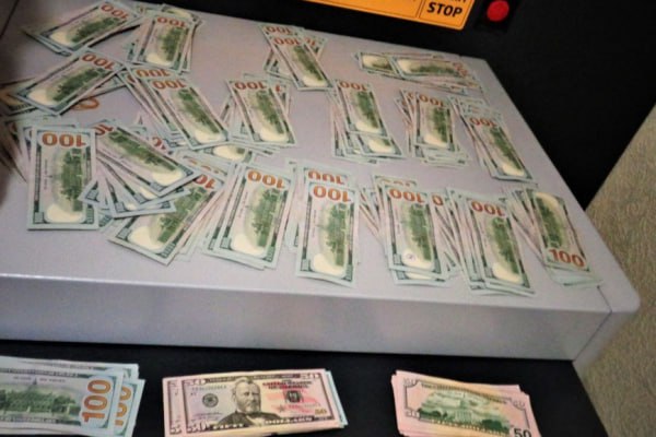 Azərbaycanlı Həştərxan gömrüyündə 10 min dollarından İMTİNA ETDİ