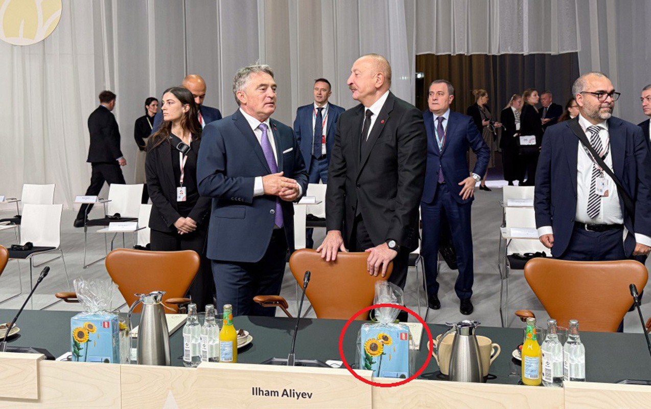 Hər bir liderin stoluna qoyulan günəbaxanların sirri... – FOTO