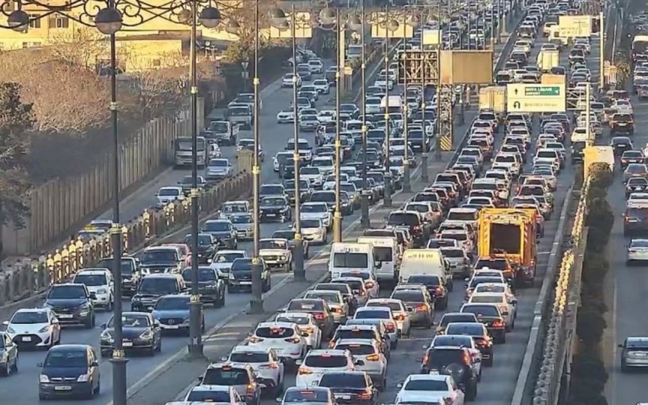 Bakının bir sıra yollarında TIXAC VAR