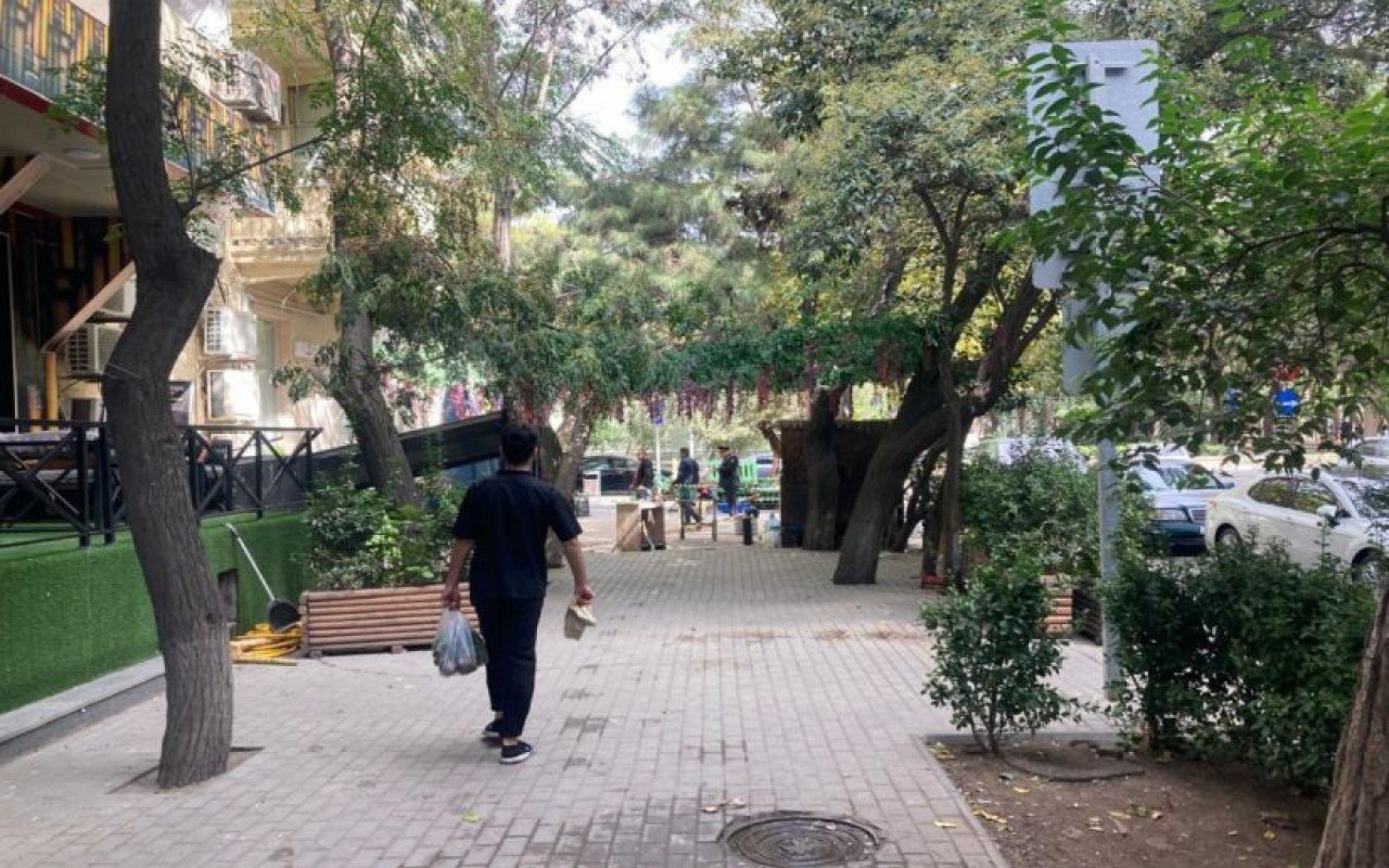 Bakıda piyada səkisini zəbt edən qurğular SÖKÜLDÜ