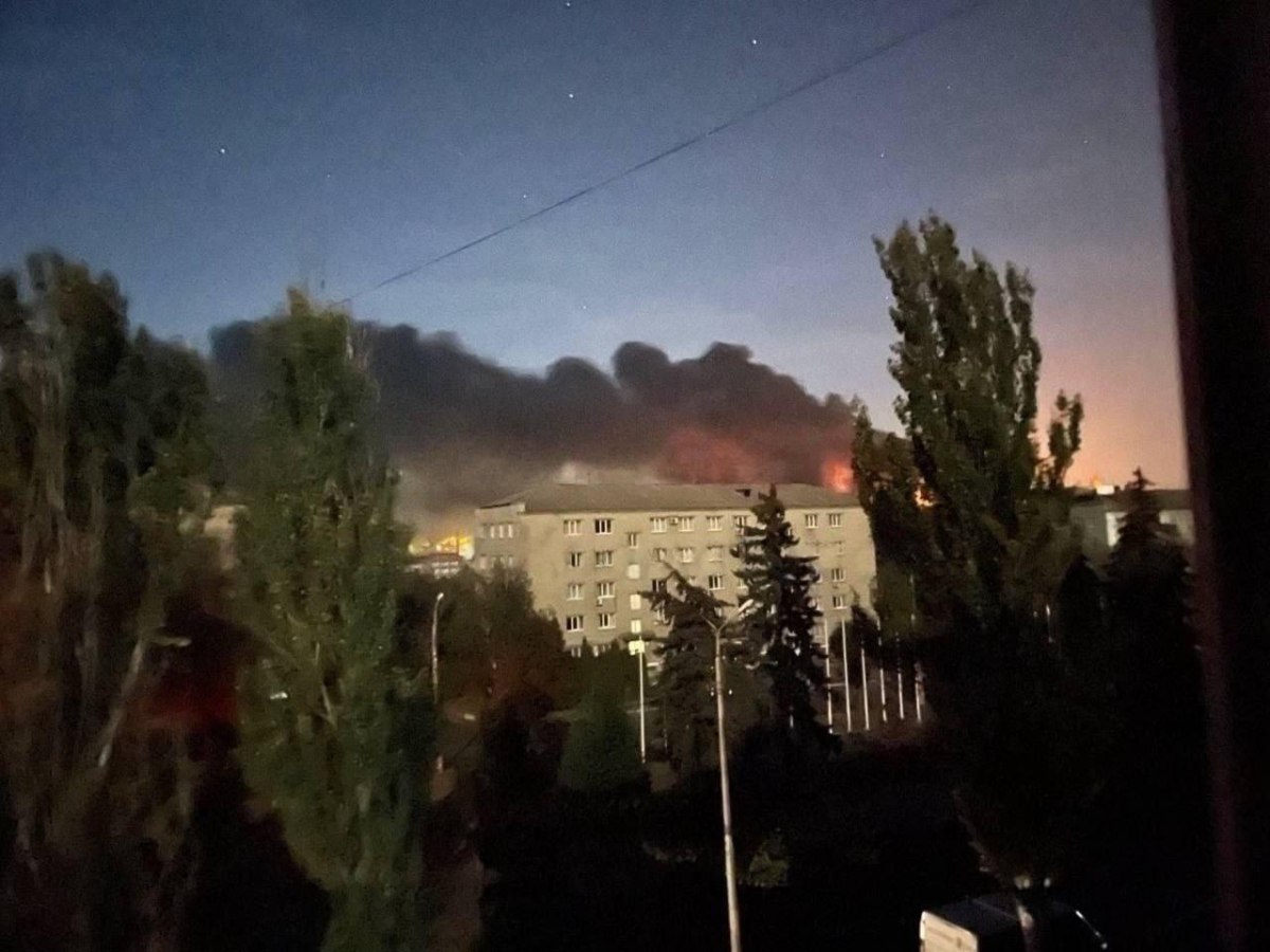 Ruslar Ukraynada İES-ə zərbə endirdilər, ərzazidə yanğın başlayıb - FOTO