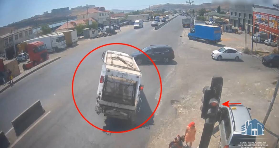 Xocəsən yolunda qırmızı işıqda keçən yük maşını ağır QƏZA törətdi – ANBAAN VİDEO