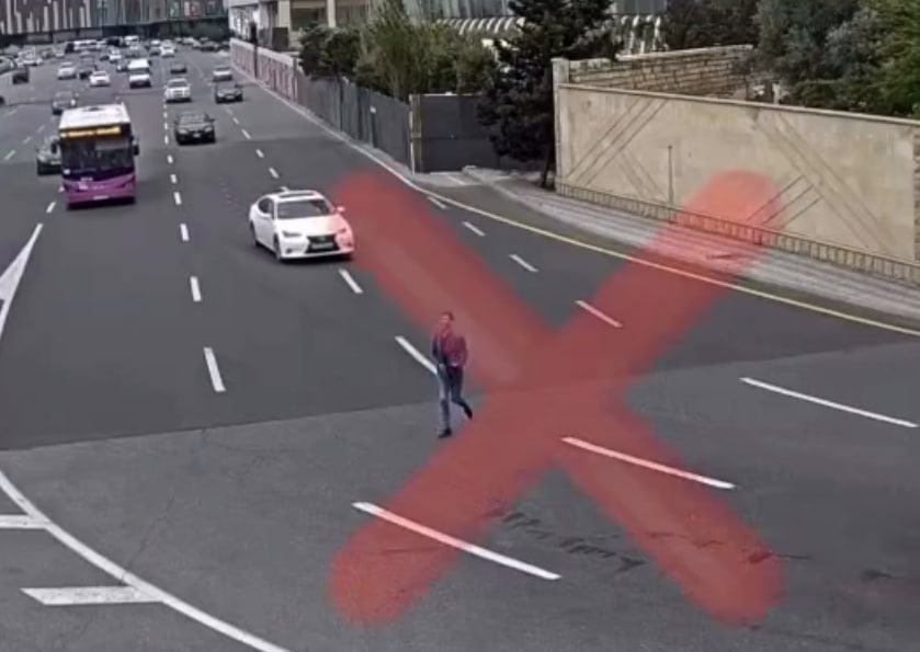 Bakıda yolu keçmək istəyən piyada son anda qəzadan belə qurtuldu – ANBAAN VİDEO