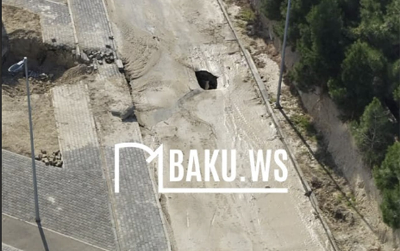 Bu ərazidə su borusu partladı, yol çökdü – VİDEO