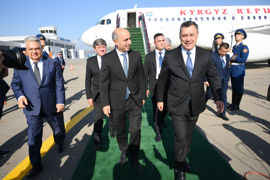 Qırğızıstan Prezidenti Azərbaycana GƏLDİ - FOTO