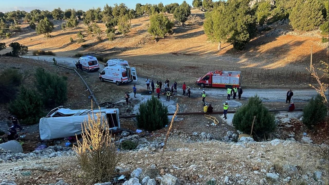 Türkiyədə mikroavtobus aşdı: Ölənlər və yaralılar var – FOTO/VİDEO