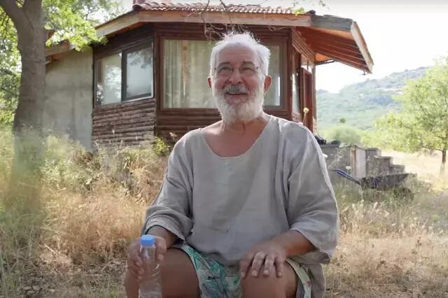 "Kurtlar Vadisi"nin məşhur aktyoru indi daxmada yaşayır - FOTO