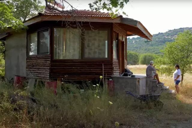 "Kurtlar Vadisi"nin məşhur aktyoru indi daxmada yaşayır - FOTO