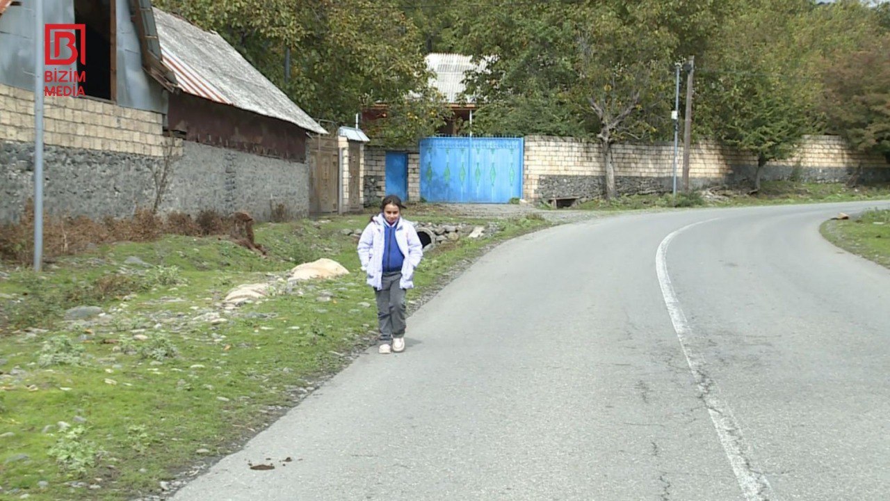 Tikanlı kənd məktəbində birinci və ikincilərə bir otaqda dərs KEÇİLİR – İki fərqli sinif niyə BİRLƏŞDİRİLİB? – FOTO