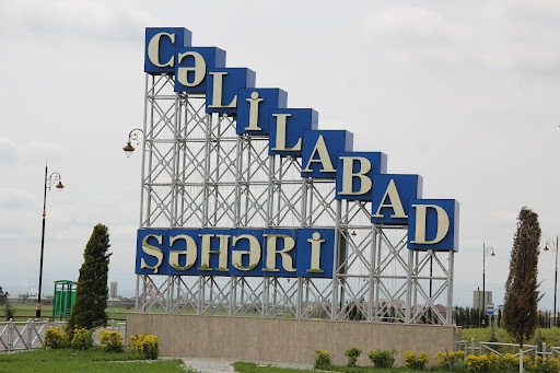 Cəlilabadda müəllimlər dərsə görə bir-birini YUMRUQLADI