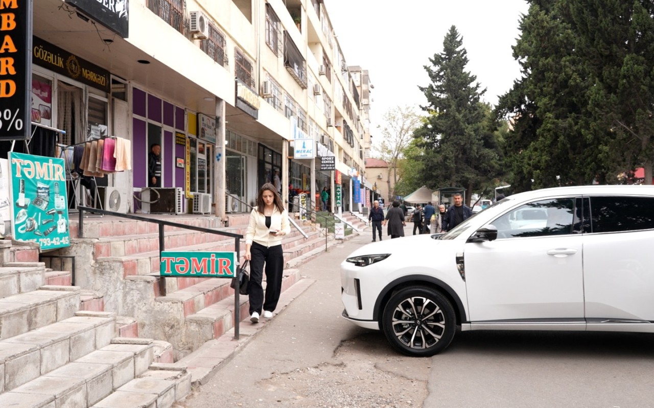 Səkidə maşın saxlayanların NƏZƏRİNƏ! - VİDEO Səkidə maşın saxlayanların NƏZƏRİNƏ! - VİDEO