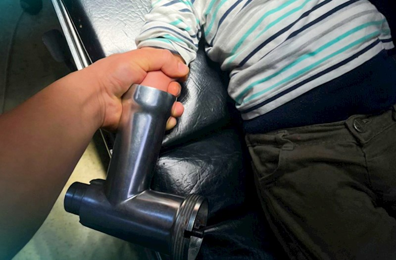 2 yaşlı körpənin əli ətçəkən maşında qaldı - FOTO