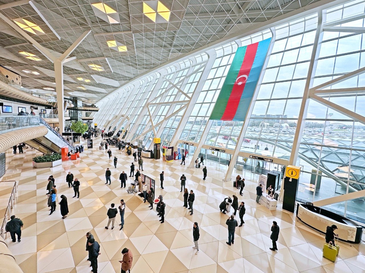 Axtarışda olan təhlükəli cinayətkar Bakı aeroportunda tutuldu - FOTO