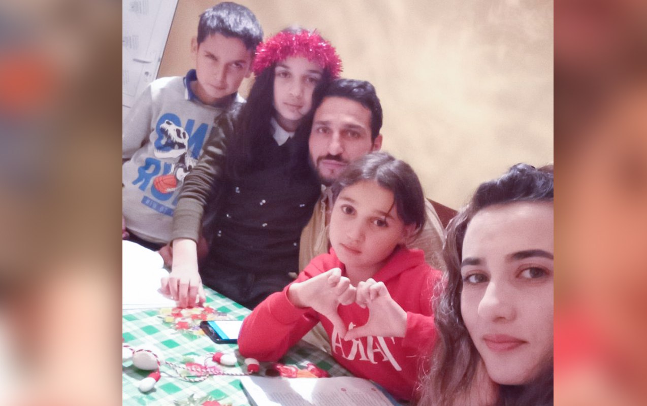 Üç uşaq anası 31 yaşında attestat aldı - Qızı ilə sinif yoldaşı olub - FOTO