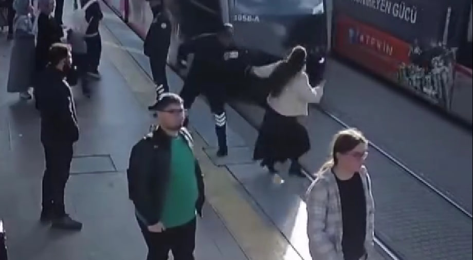 Gənc qız tramvayın altına düşməkdən son anda xilas oldu - ANBAAN VİDEO Gənc qız tramvayın altına düşməkdən son anda xilas oldu - ANBAAN VİDEO