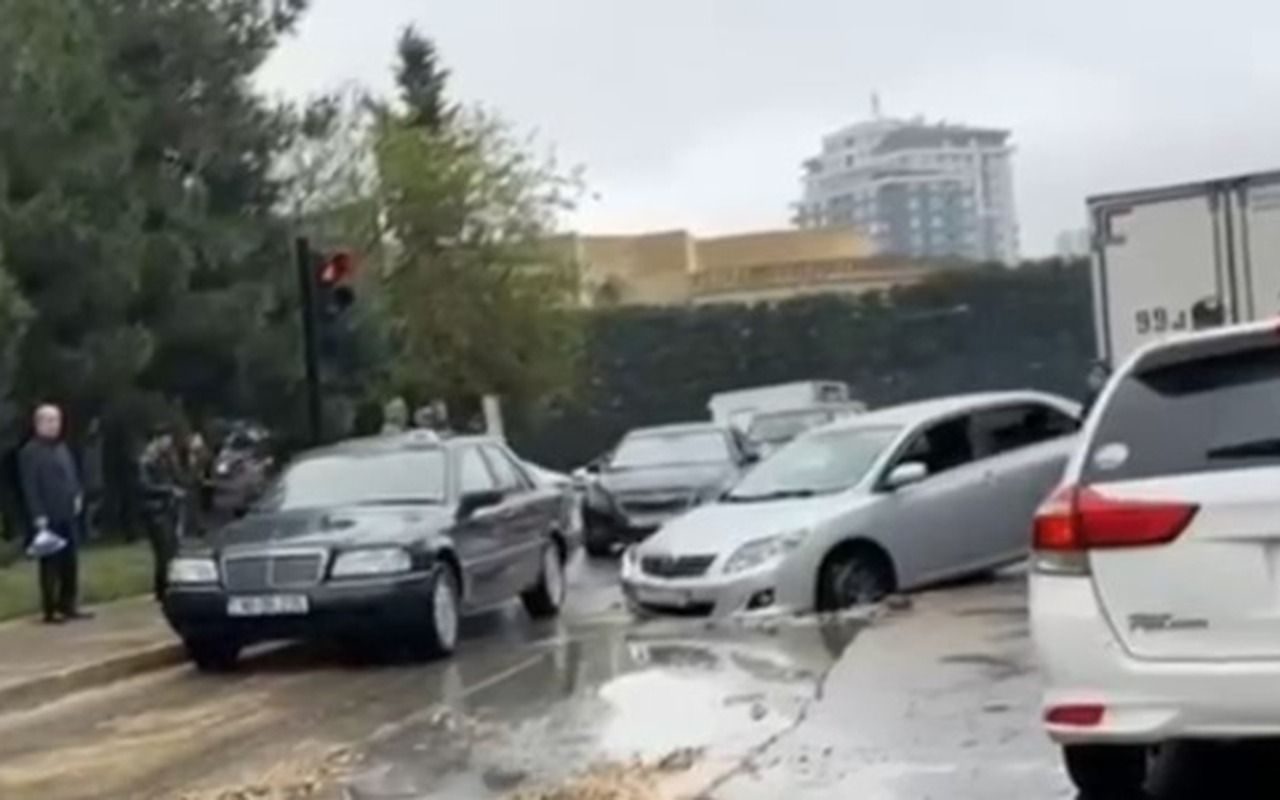 Bakıda avtomobil çuxura düşdü, tıxac yarandı – VİDEO