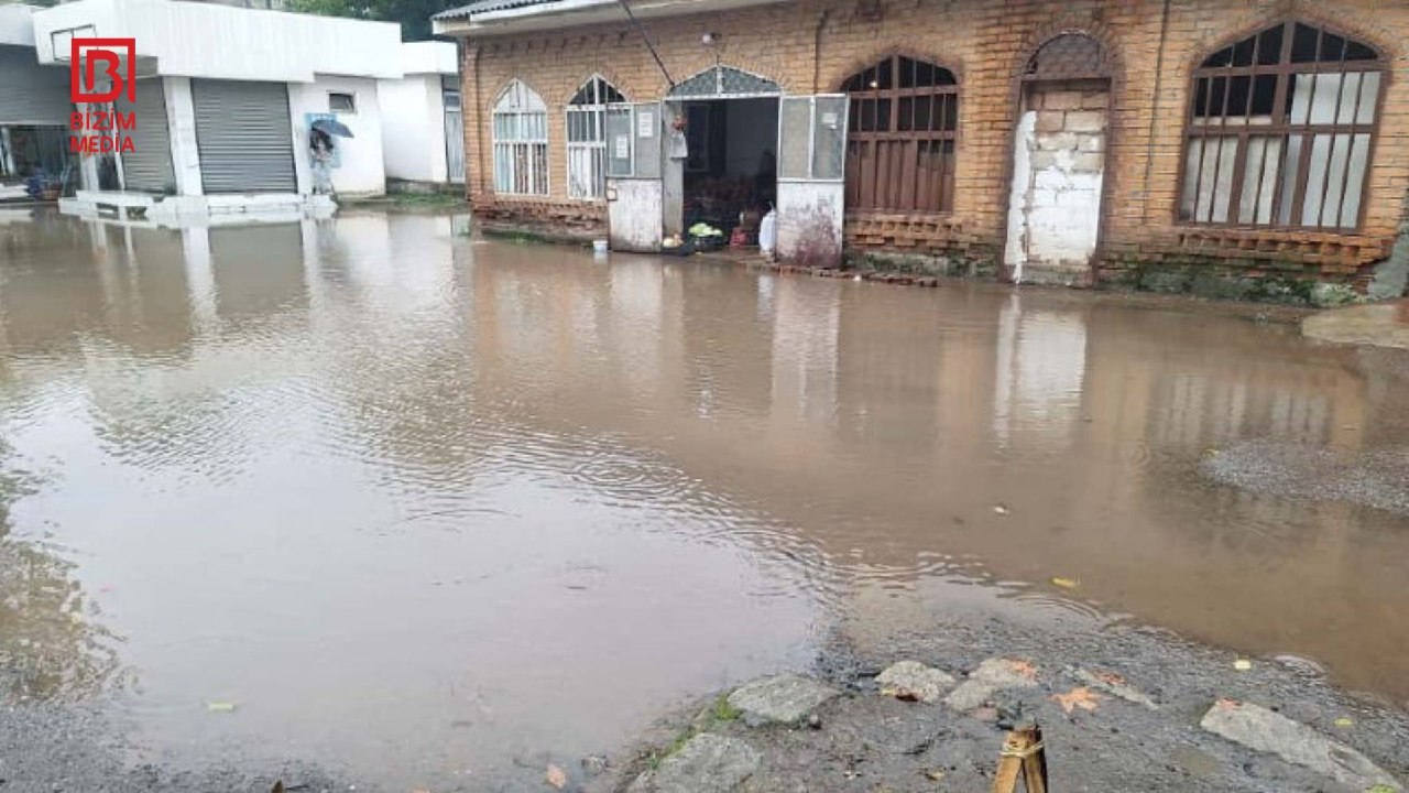 Lənkəranda sel suları məhəllələri və binaların qarşısını basdı – FOTO