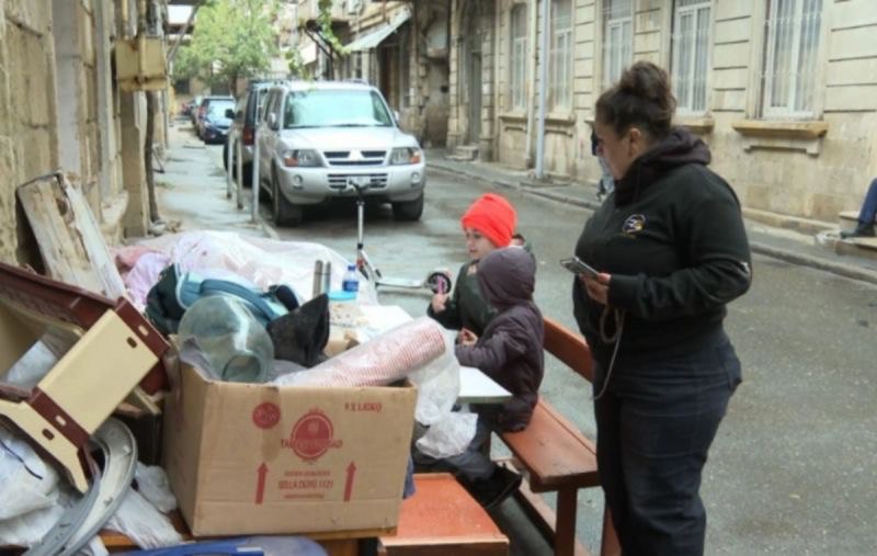 Bakıda ailə evindən çıxarıldı: Övladları küçədə dərs oxuyurlar - VİDEO