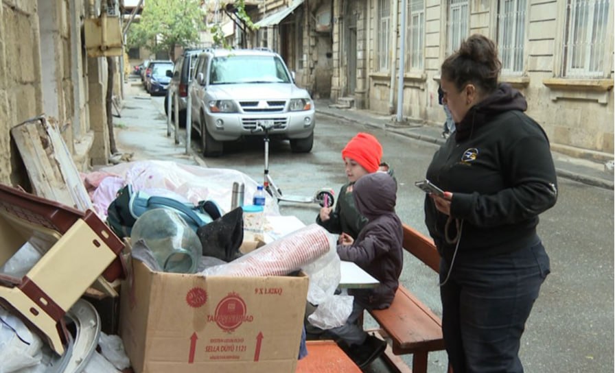 Dörd gündür küçədə gecələyən ailə aidiyyəti ünvana YERLƏŞDİRİLDİ
