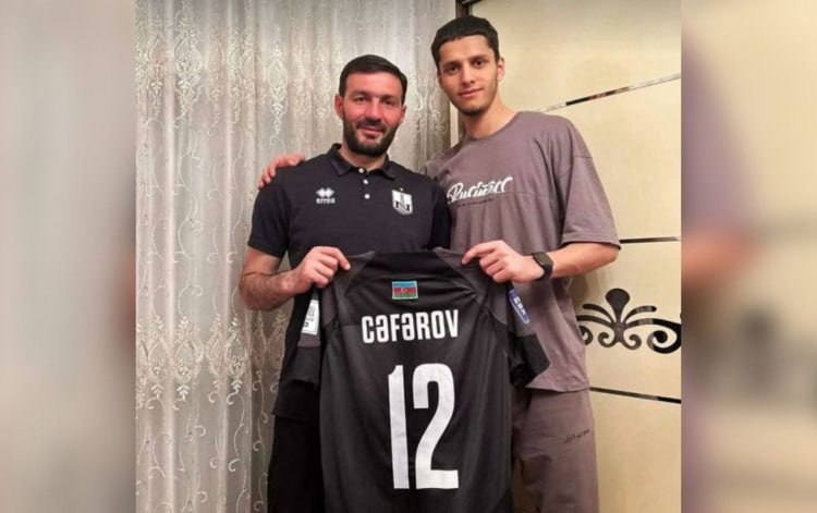 Millimizin üzvü məşqçisinə avtomobil hədiyyə etdi - FOTO