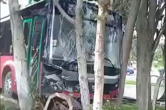 Paytaxtda AĞIR QƏZA – “Bakubus” bulvara girdi – VİDEO Paytaxtda AĞIR QƏZA – “Bakubus” bulvara girdi – VİDEO