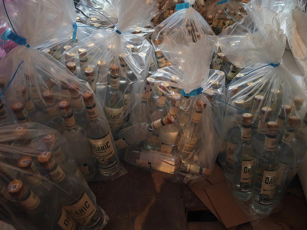 Topdansatış mağazasında 200-dən çox saxta alkoqollu içki aşkarlandı – FOTO
