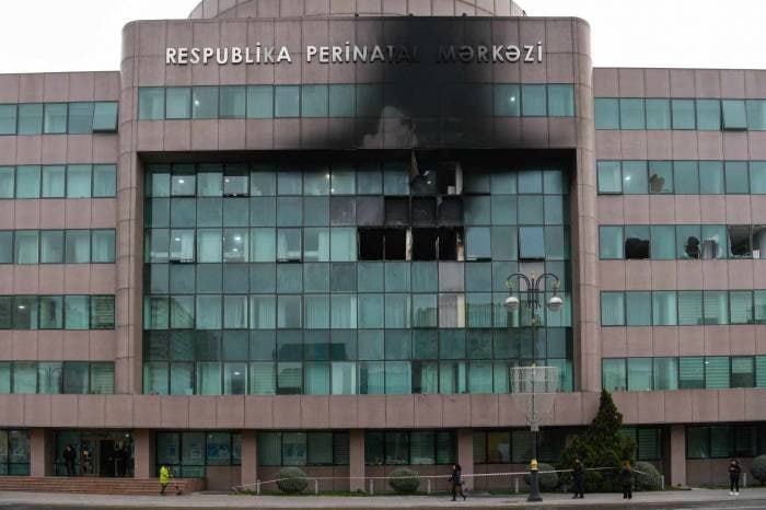 “Yanğın olan otaqda doqquz körpə var idi” - Perinatal mərkəzdəki yanğınla bağlı MƏHKƏMƏ