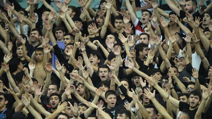 “Qarabağ” klubunun azarkeşləri separatçıların “bayrağını” zibil yeşiyinə atdılar – VİDEO “Qarabağ” klubunun azarkeşləri separatçıların “bayrağını” zibil yeşiyinə atdılar – VİDEO