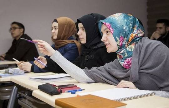 Təhsil alırlar, amma imam ola bilmirlər – Dini təhsil müəssisələrini bitirən qadınlar harada işləyirlər?