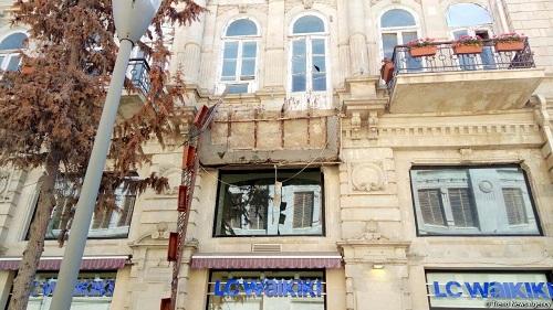 Bakıda binanın eyvanı uçub restoranın üzərinə düşdü – VİDEO