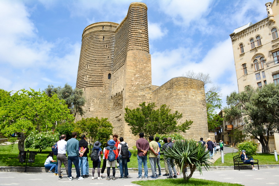 Azərbaycana yay mövsümündə gələn turistlərin sayı 5 %-dən çox azalıb Azərbaycana yay mövsümündə gələn turistlərin sayı 5 %-dən çox azalıb
