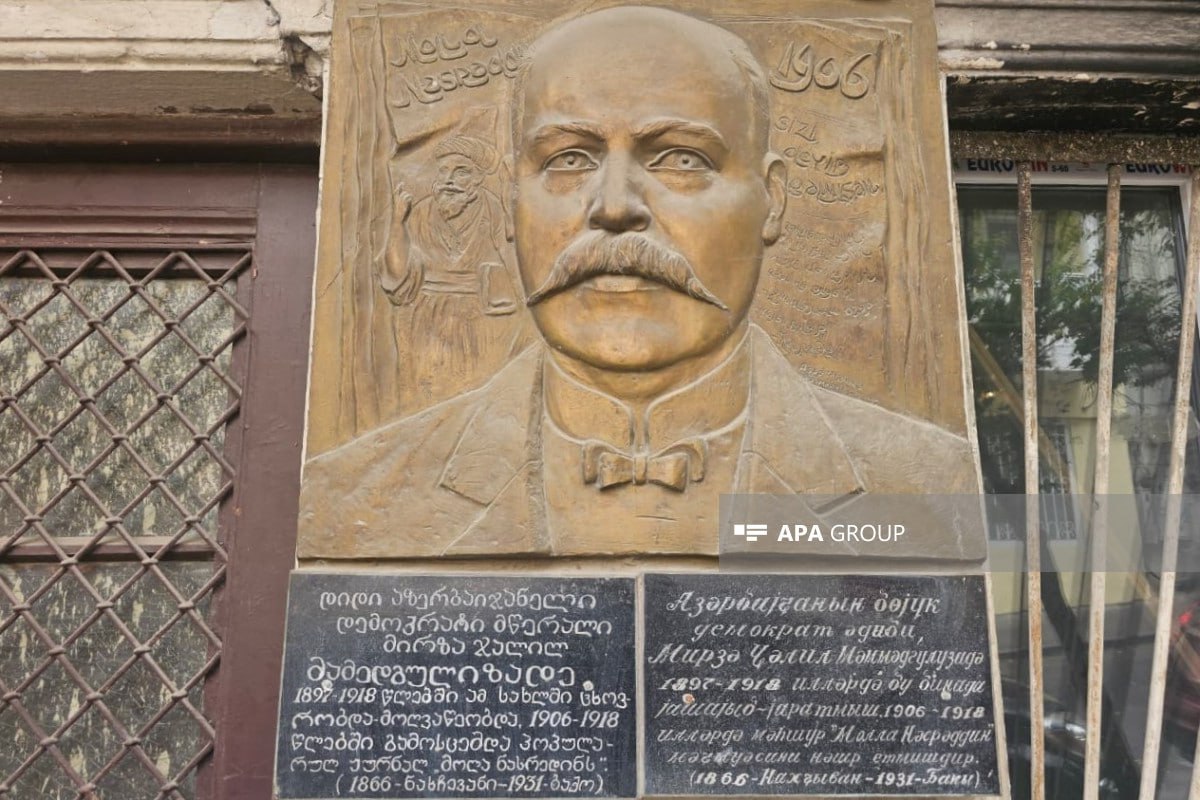 Cəlil Məmmədquluzadənin Tbilisidəki barelyefində “Azərbaycan” sözü bərpa olunub Cəlil Məmmədquluzadənin Tbilisidəki barelyefində “Azərbaycan” sözü bərpa olunub