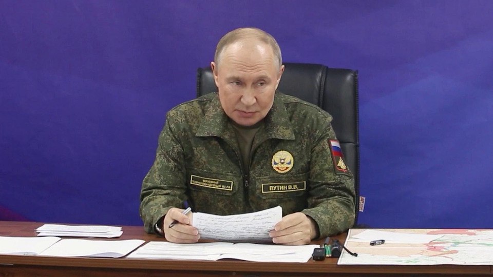 Putin hərbi geyimdə komandanlarla müşavirə keçirdi - VİDEO Putin hərbi geyimdə komandanlarla müşavirə keçirdi - VİDEO
