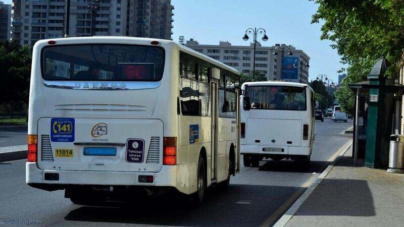 Bakıda avtobusda qəribə HADİSƏ: Hər kəsə tort payladı - VİDEO Bakıda avtobusda qəribə HADİSƏ: Hər kəsə tort payladı - VİDEO