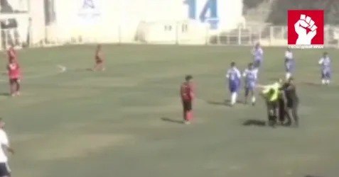 İranda futbol qalmaqalı: Kapitan meydanda öz qapıçısını təpiklədi - VİDEO İranda futbol qalmaqalı: Kapitan meydanda öz qapıçısını təpiklədi - VİDEO
