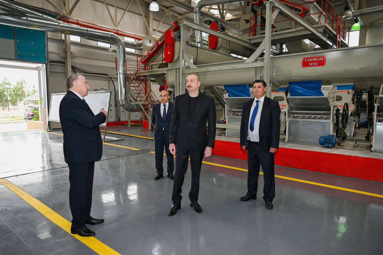 İlham Əliyev Sabirabadda pambıq emalı zavodunda – FOTO İlham Əliyev Sabirabadda pambıq emalı zavodunda – FOTO