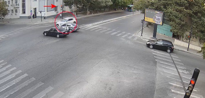 Bakıda işıqforun qırmızı işığında keçən avtomobil ağır qəzaya səbəb oldu – ANBAAN VİDEO