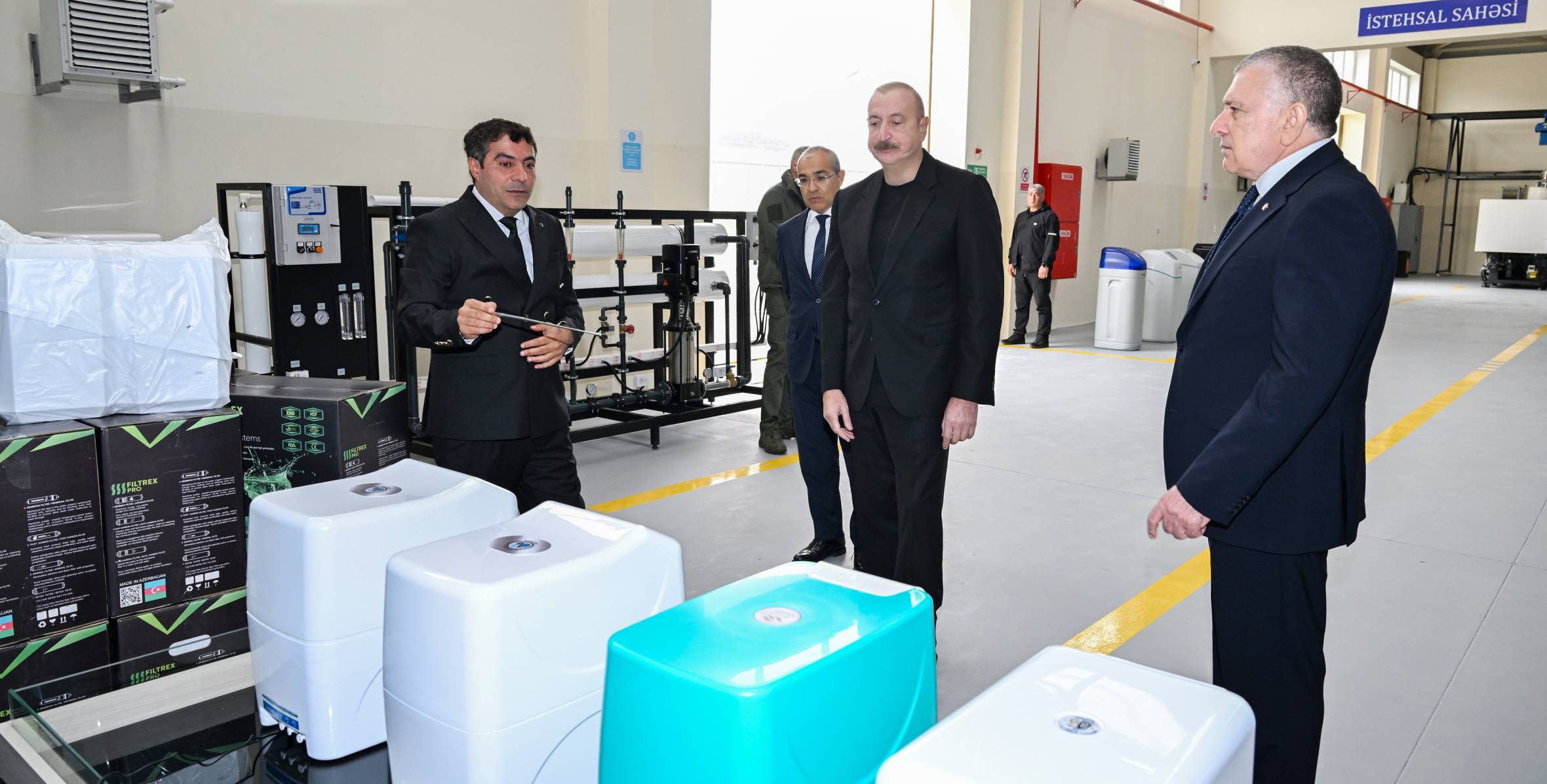 Prezident Sabirabadda su filtrlərinin istehsalı müəssisəsində – FOTO Prezident Sabirabadda su filtrlərinin istehsalı müəssisəsində – FOTO