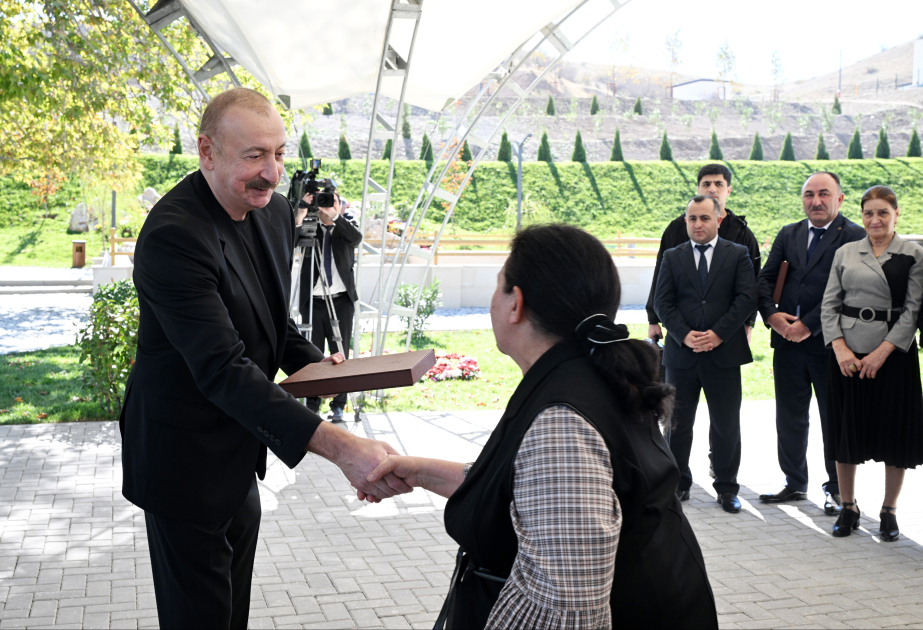 İlham Əliyev Horovlu sakinlərinə mənzillərin açarlarını təqdim etdi - FOTO İlham Əliyev Horovlu sakinlərinə mənzillərin açarlarını təqdim etdi - FOTO