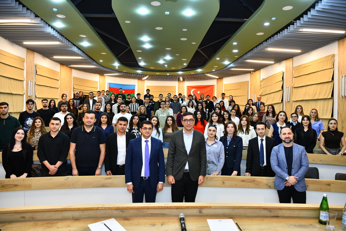 Fərid Qayıbov ADNSU-nun Azərbaycan dilli ilk MBA tələbələri ilə görüşdü – FOTO Fərid Qayıbov ADNSU-nun Azərbaycan dilli ilk MBA tələbələri ilə görüşdü – FOTO