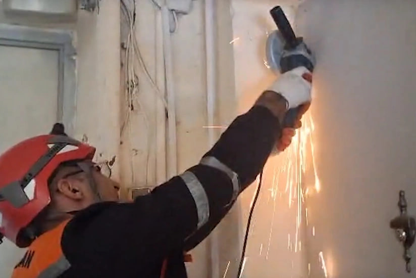 Mənzildə huşsuz vəziyyətdə qalan şəxs xilas edildi - VİDEO Mənzildə huşsuz vəziyyətdə qalan şəxs xilas edildi - VİDEO