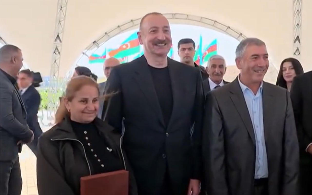 “Cənab Prezident, oğlum əsgərdir, tapşırdı ki, şəkil çəkdirək” – VİDEO “Cənab Prezident, oğlum əsgərdir, tapşırdı ki, şəkil çəkdirək” – VİDEO