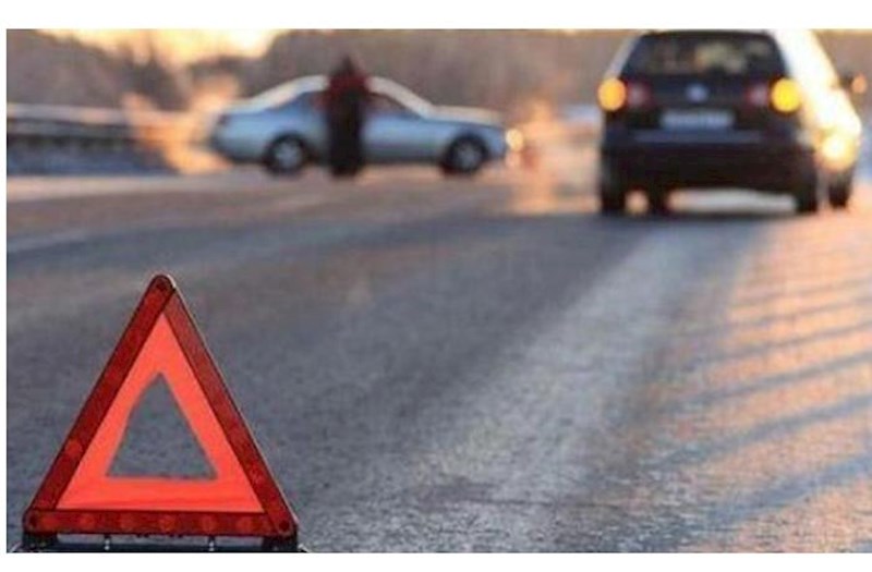 Siyəzəndə avtomaşın beton arakəsməyə dəydi Siyəzəndə avtomaşın beton arakəsməyə dəydi