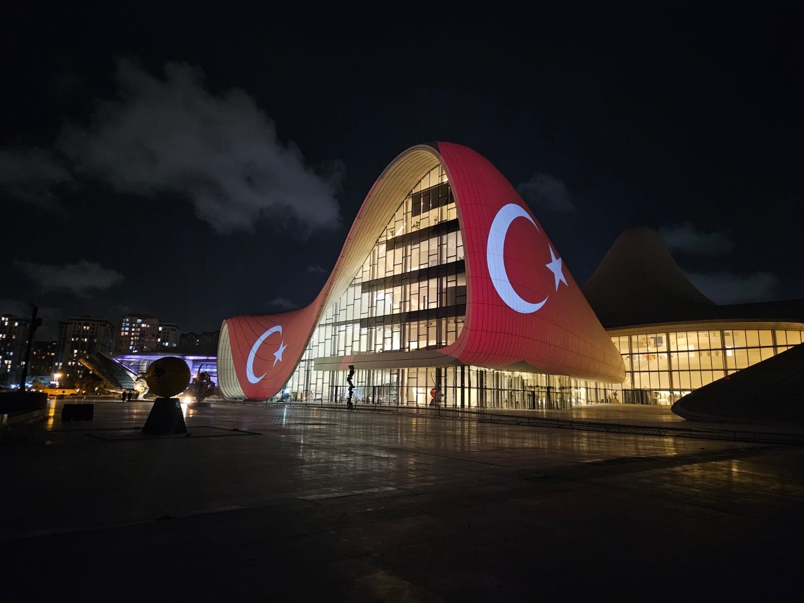 Heydər Əliyev Mərkəzi Türkiyə bayrağı ilə işıqlandırıldı - FOTO Heydər Əliyev Mərkəzi Türkiyə bayrağı ilə işıqlandırıldı - FOTO
