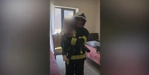 Kəlbəcərdə bağlı qapı arxasında qalan uşaq belə xilas edildi – VİDEO Kəlbəcərdə bağlı qapı arxasında qalan uşaq belə xilas edildi – VİDEO